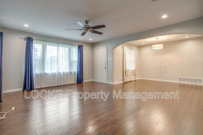 Building Photo - 902 Churchill Rd