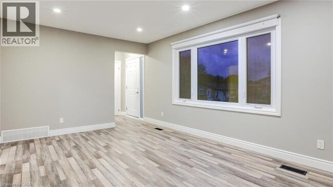 Building Photo - 55 Silver Aspen Crescent