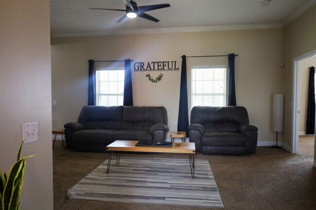 Sala de estar desde la entrada - 2613 Altha Ave