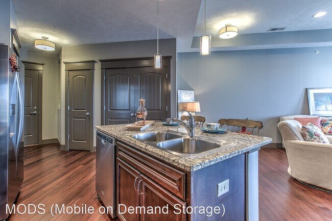 Foto del edificio - 1 br, 1 bath Apartment - 1010 N. 192nd Cou...
