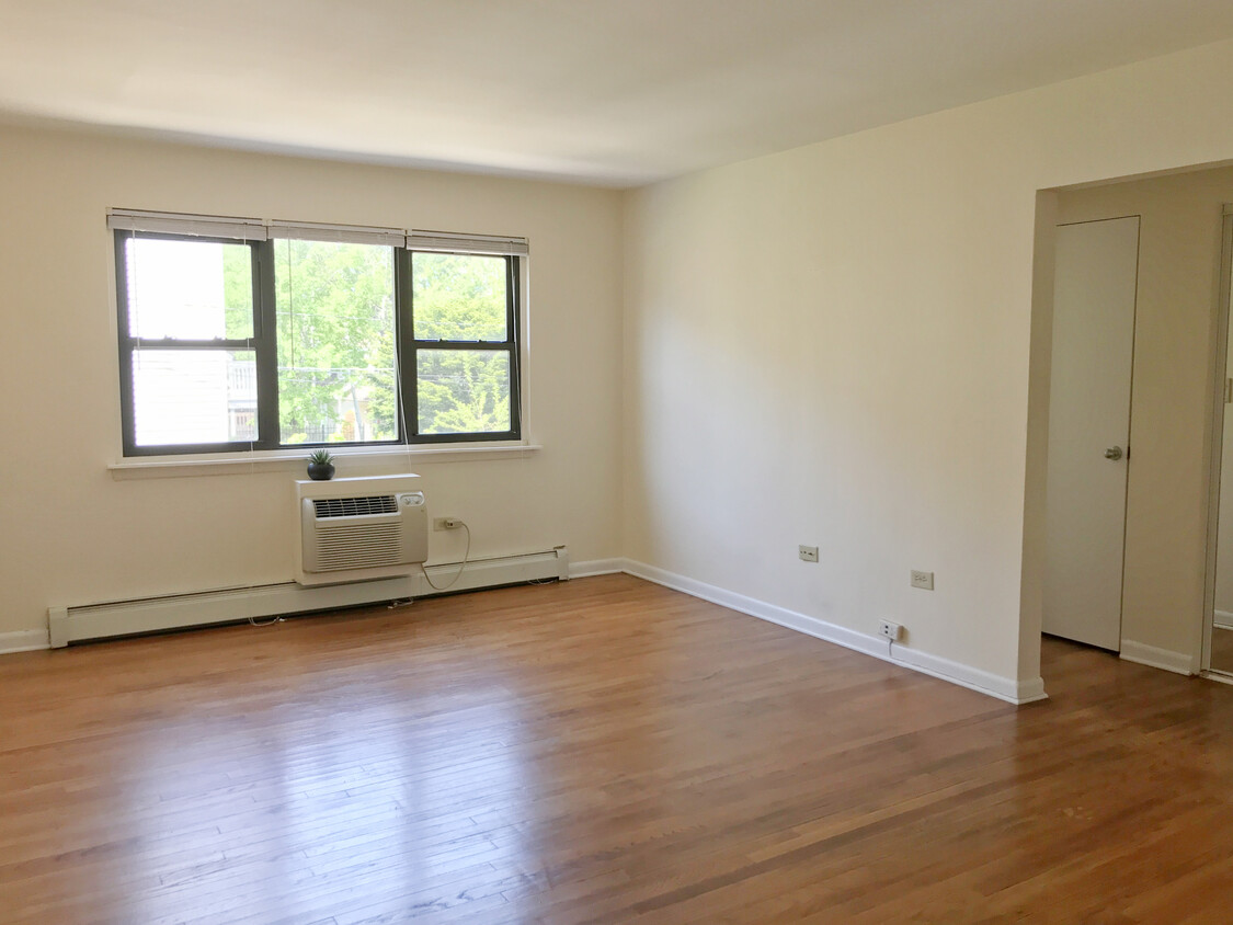 Primary Photo - Spacious 1 Bedroom near St. Francis Hospital!