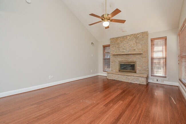Foto del edificio - 13859 Hollowgreen Dr