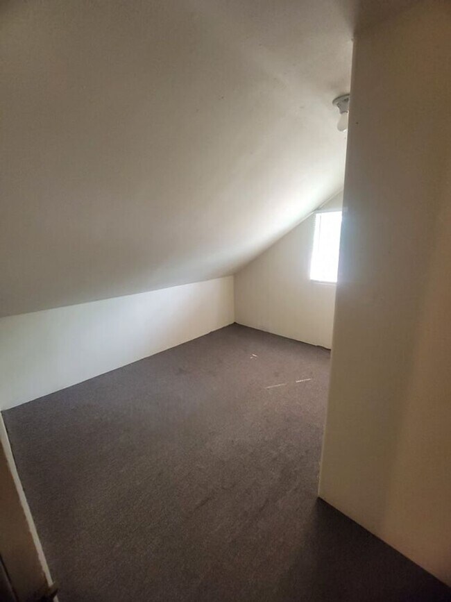 Building Photo - 3 Bed/a bath home available now.