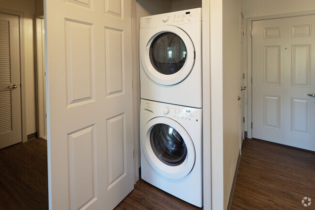 1BR, 1BA - 633SF - Laundry - College Suites at City Station East