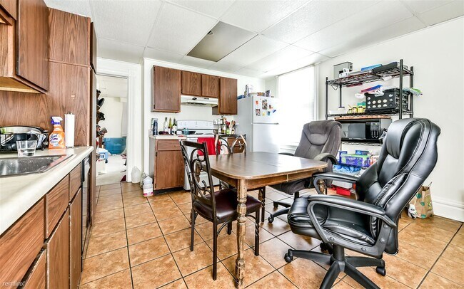 Foto del edificio - 2 br, 1 bath Triplex - 401 Western Ave Apt 2