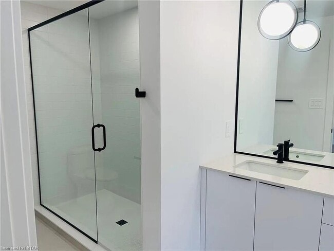 Master Bedroom Washroom - 1965 Upperpoint Gate