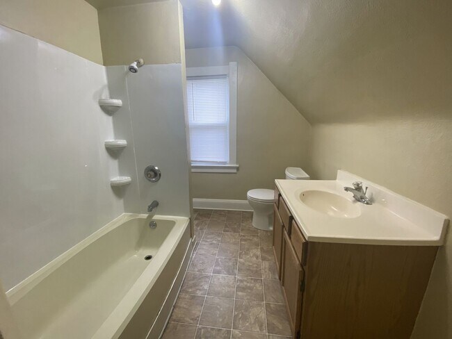 Building Photo - 2 Bedroom House - East Toledo