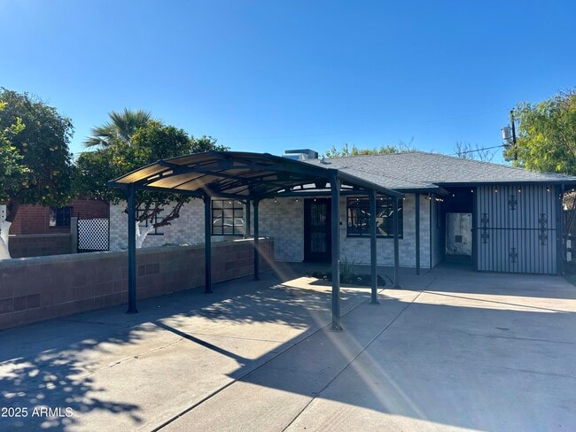 Foto del edificio - 2816 N 33rd Pl