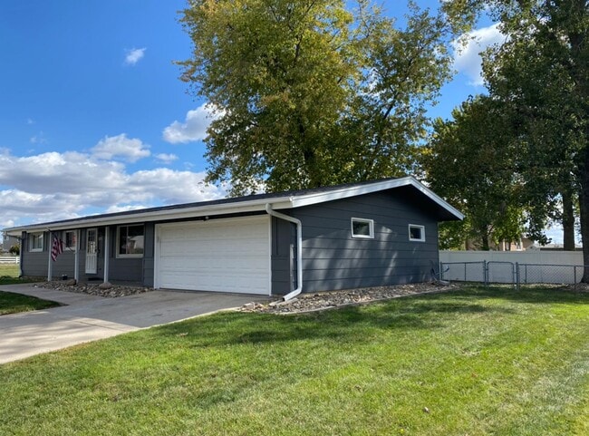 Building Photo - $2,300 | 5 Bedroom, 2 Bathroom HOUSE | Pet...