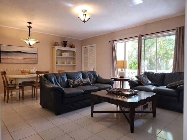 Foto del edificio - 815 Middle River Dr