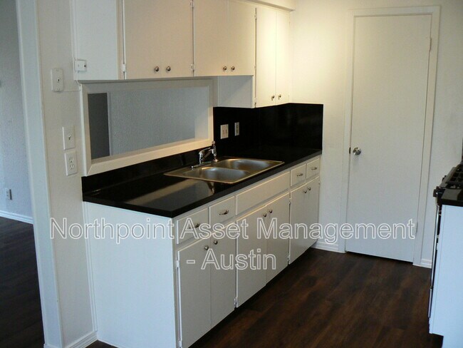 Building Photo - 805 Sussex Dr
