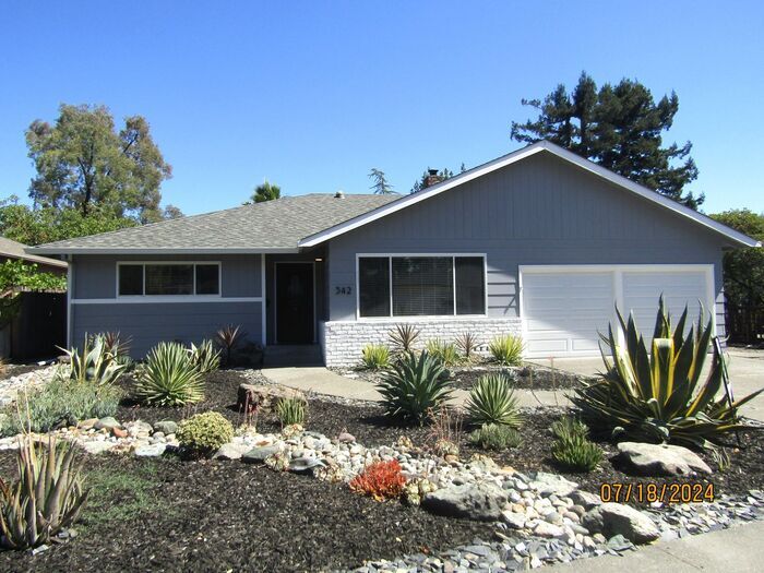 Primary Photo - Beautiful 4 Bedroom 2 Bath Home in Santa R...