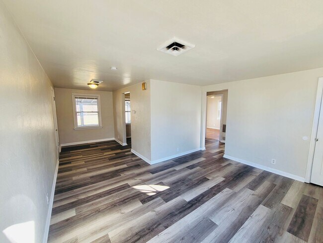 Building Photo - 2BD Home, Screened Porch & large Backyard!"