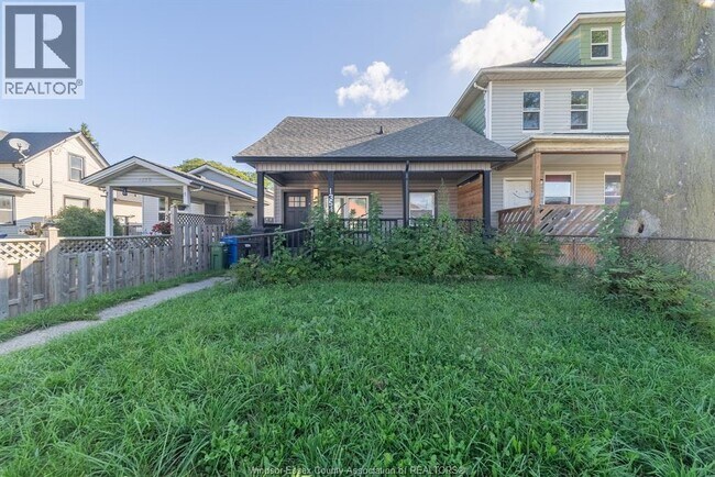 Photo du bâtiment - 1354 McKay Ave