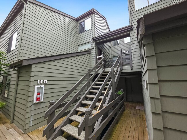 Foto del edificio - On-the-Water Living Experience: 2BR/2BA Co...