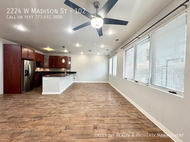 Foto del edificio - 2224 W Madison St