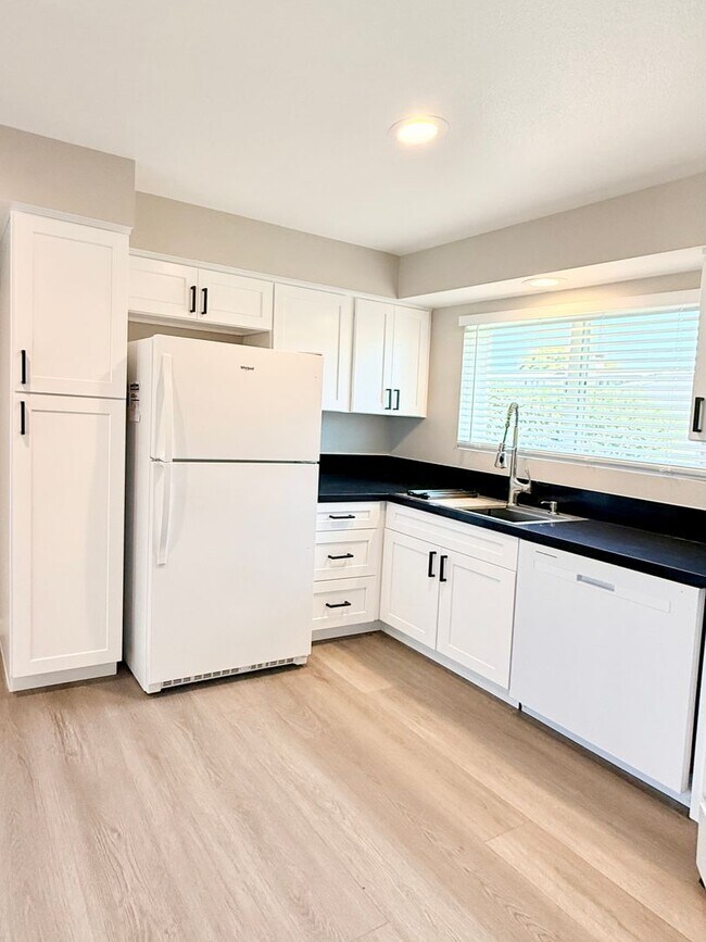 Foto del edificio - Beautifully Renovated 2 Bed, 2 Bath Condo for Rent