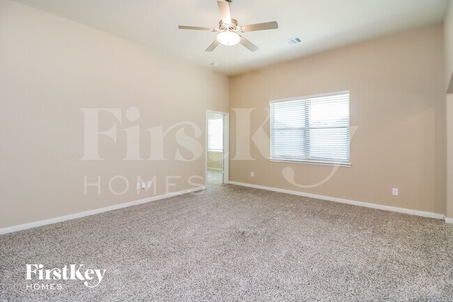 Building Photo - 7500 Pleasant Oaks St