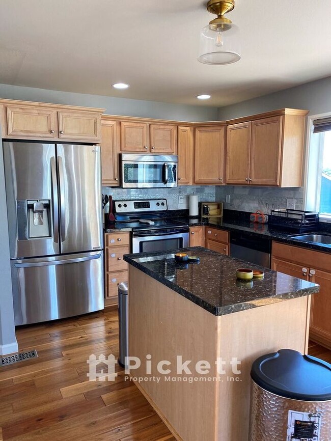 Building Photo - 3 Bedroom Beauty in Manette!