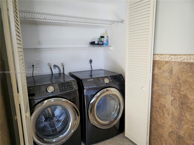 Foto del edificio - 3872 NW 76th Ave