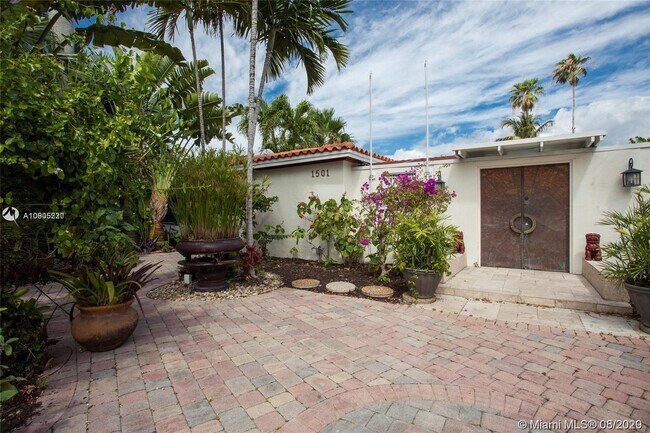 Building Photo - 1501 Calais Dr