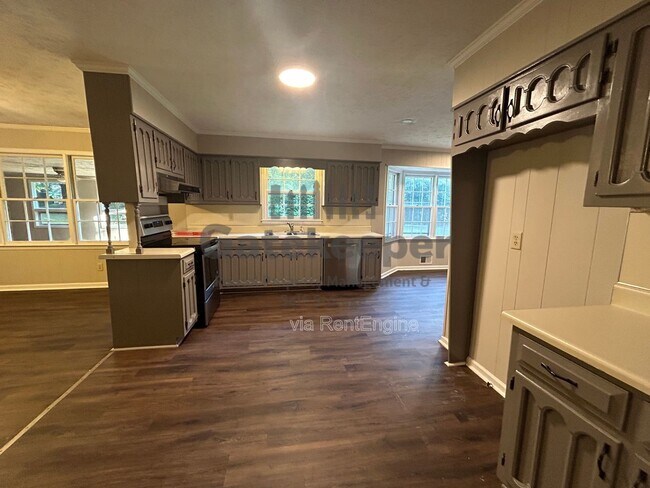 Building Photo - 2000 Forest Dr