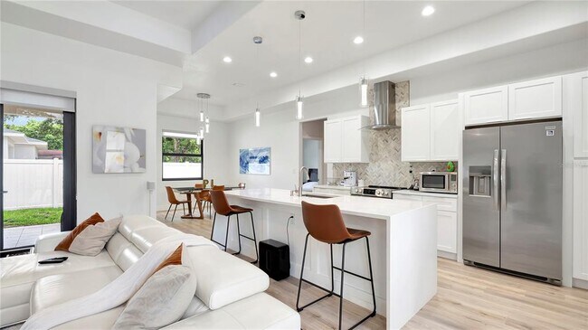 Building Photo - 306 E Clay Ave