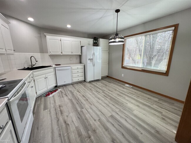Building Photo - 3 br, 2 bath Townhome - 3531 Sweetgrass Ct