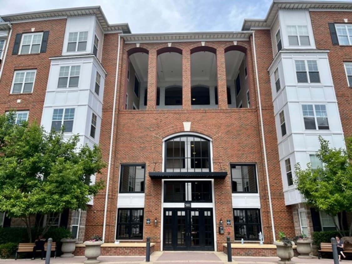 Primary Photo - Large and quiet 1 BR 1 BA overlooking cour...
