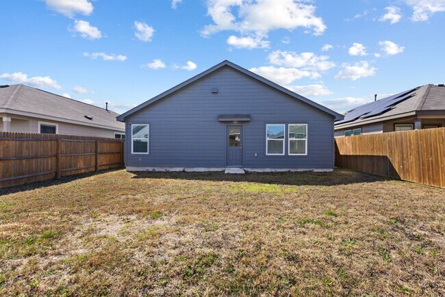 Foto del edificio - Charming Home Awaits: Spacious & in a Prime Location