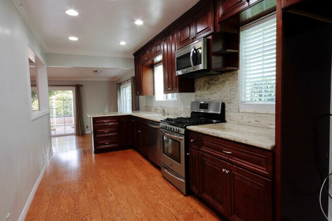 Building Photo - 5364 Mesmer Ave