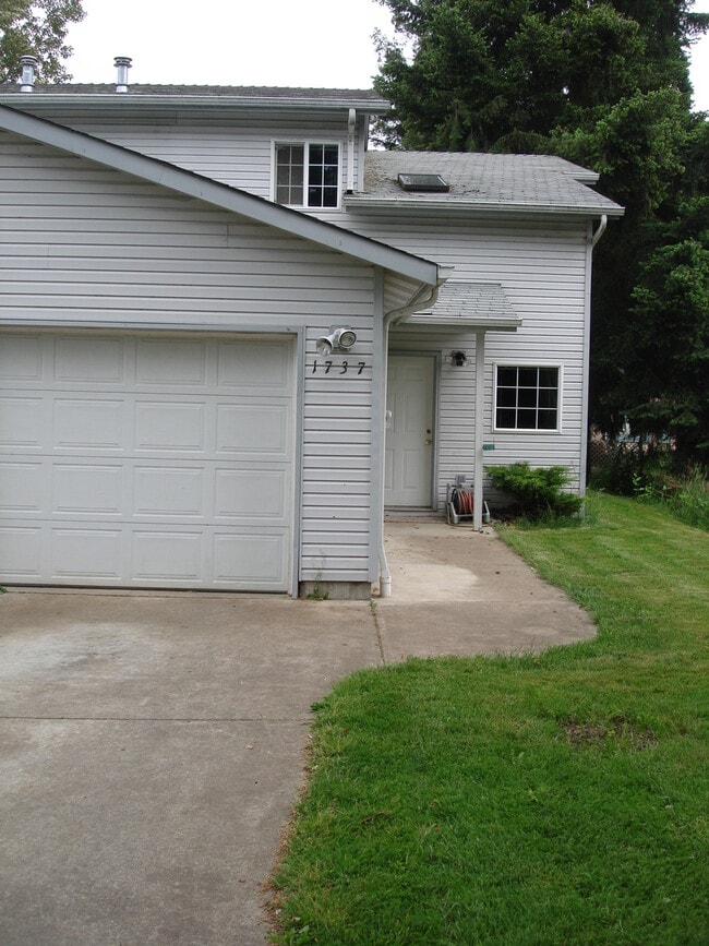 Building Photo - 2300-1737 Front Ave NE