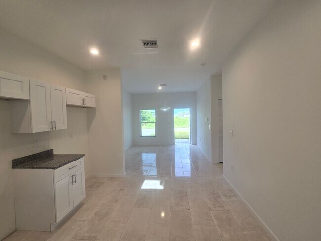 Foto del edificio - Brand New 2/2/1- SW Lehigh Acres