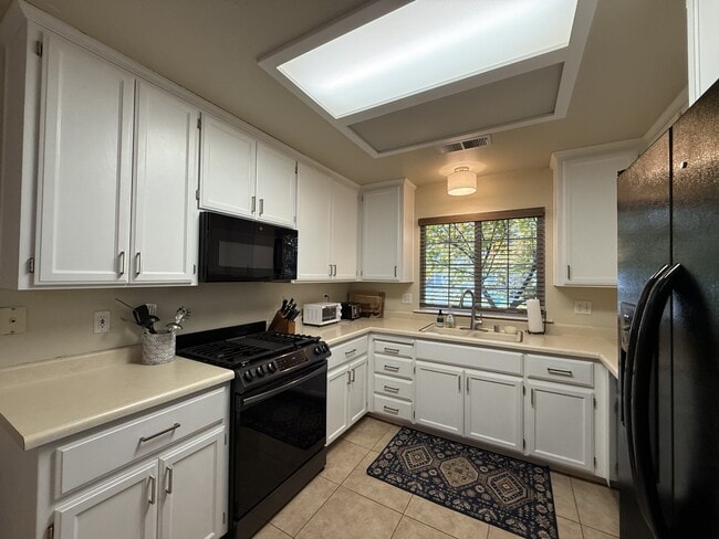 Building Photo - 1574 Kona Dr