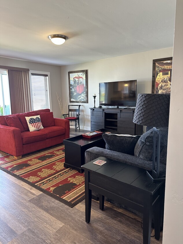 Inviting living room with lake view - 102 Kootenai Ave