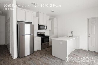 Building Photo - 1040 Palm Dr