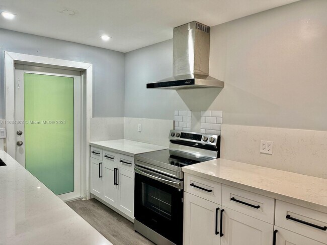 Building Photo - 330 Holloway Dr