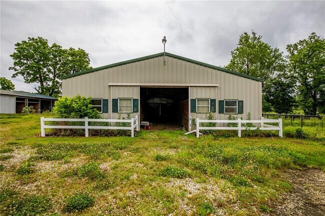 Building Photo - 10592 Phillips Cemetery Rd