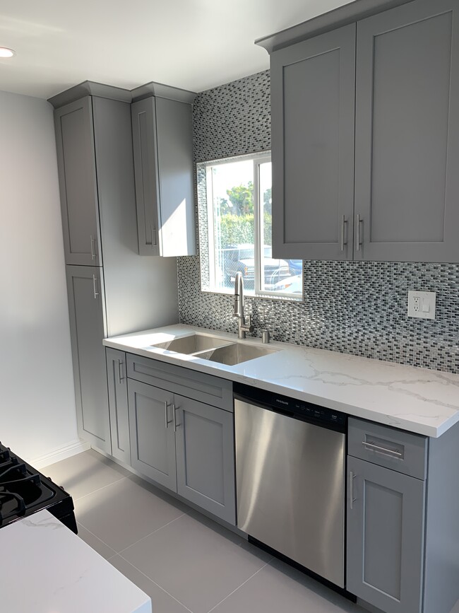 Building Photo - 4122 Grand View Blvd