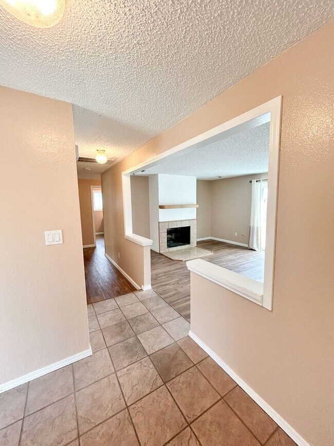 Foto del edificio - Three bedroom, Two bath house