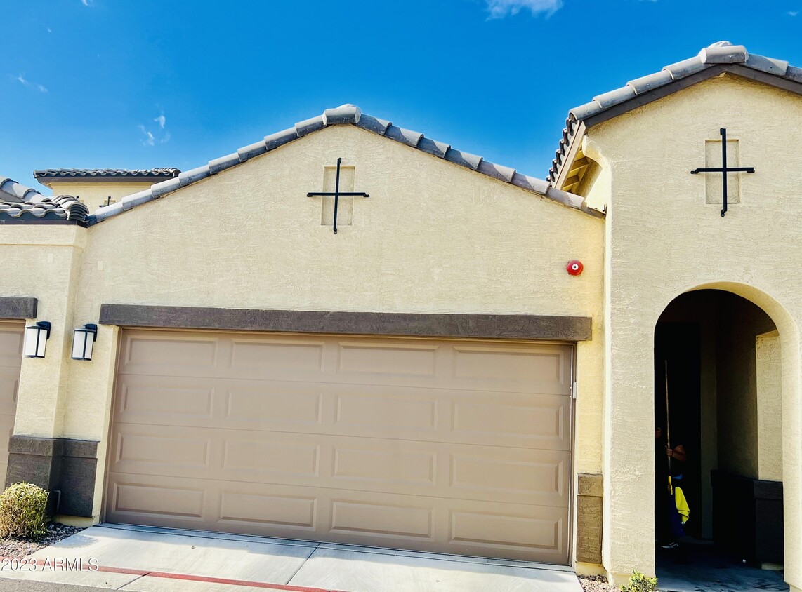 Primary Photo - 1255 N Arizona Ave