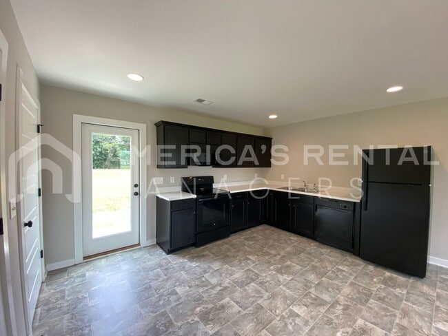 Building Photo - Home for Rent in Talladega, AL!!! Availabl...