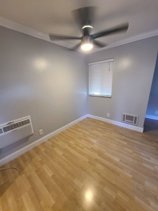 Foto del edificio - Spacious and Comfortable - Large 1Bd/1Ba - Lots of Natural Light - Private Patio w/ Sun Screens