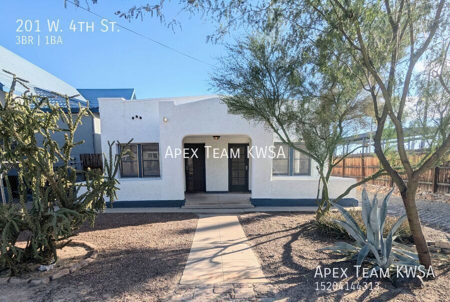 Foto principal - $1495-Charming 3 Bed | 1 Bath Adobe Home N...