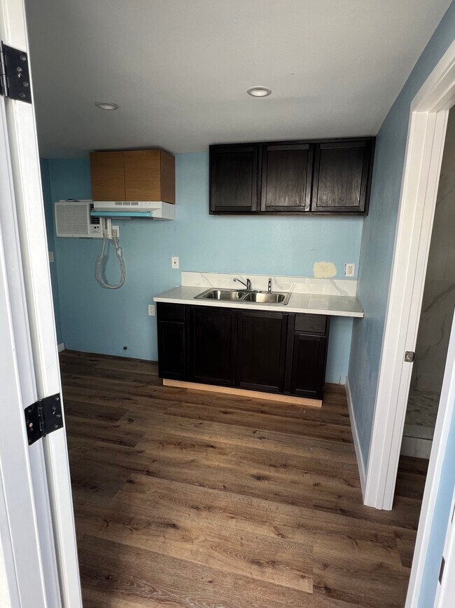 Cocina - 9613 Anzac Ave