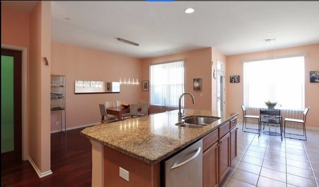 Building Photo - 1738 Tudor Ln