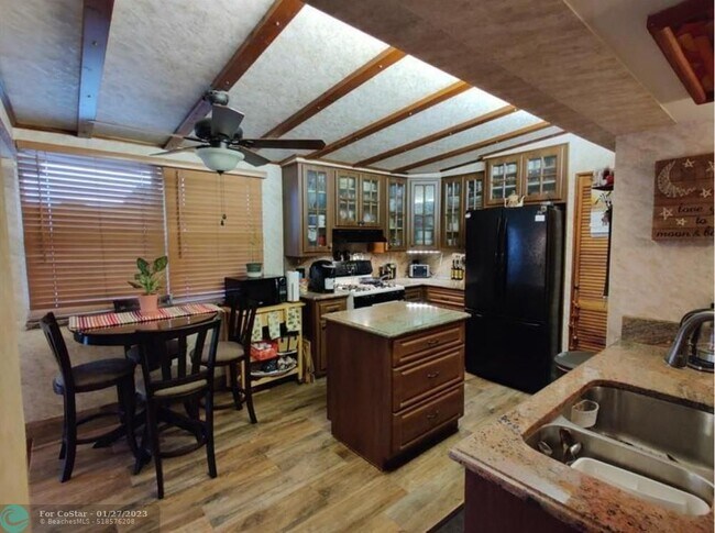 Foto del edificio - 321 Mid Pines Rd