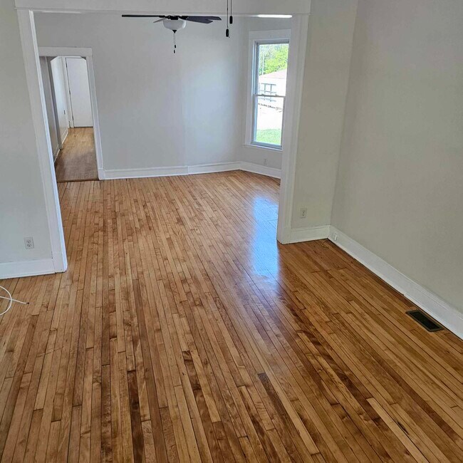 Sala de estar orientada al norte hacia el comedor. - 4816 W Berteau Ave