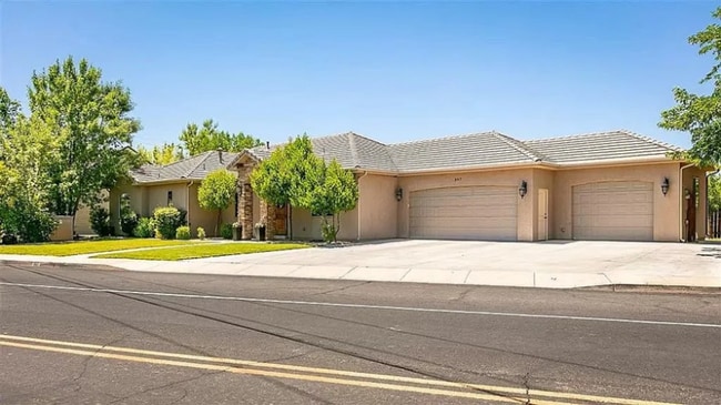 Foto del edificio - 897 Country Ln