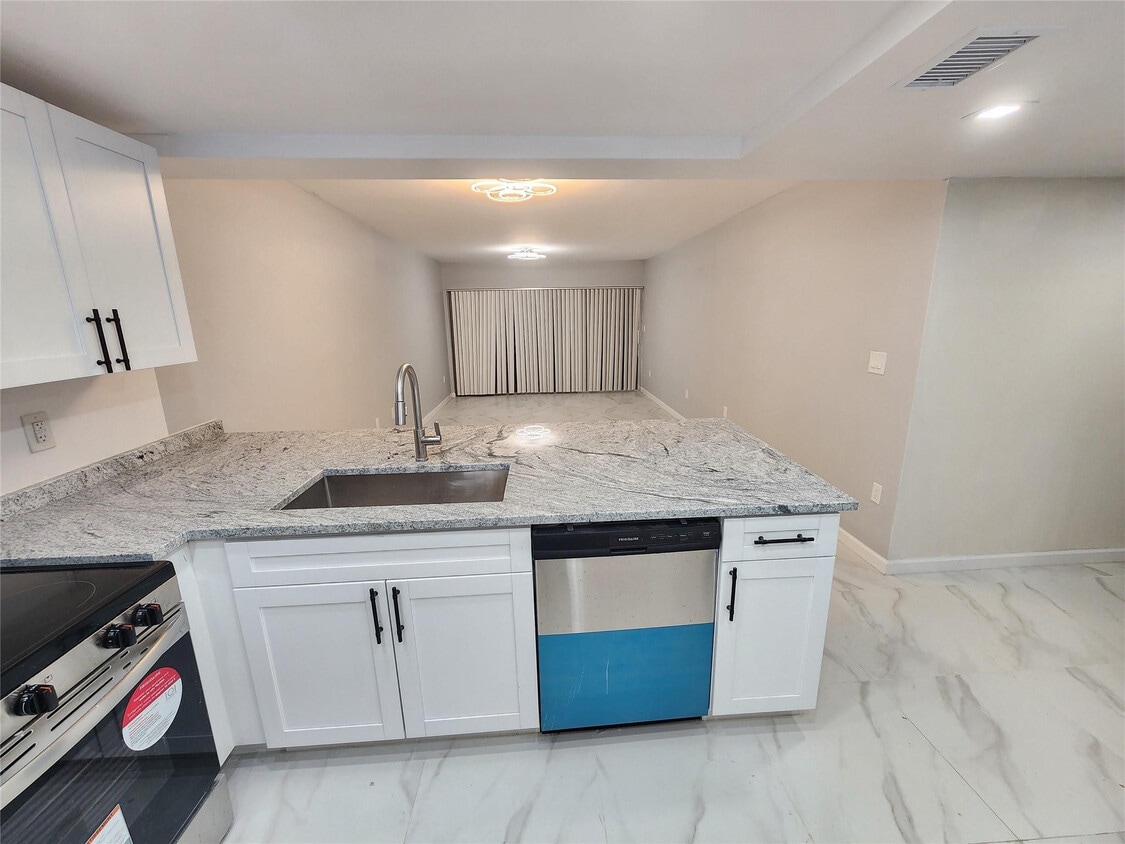 Foto principal - 485 N Pine Island Rd